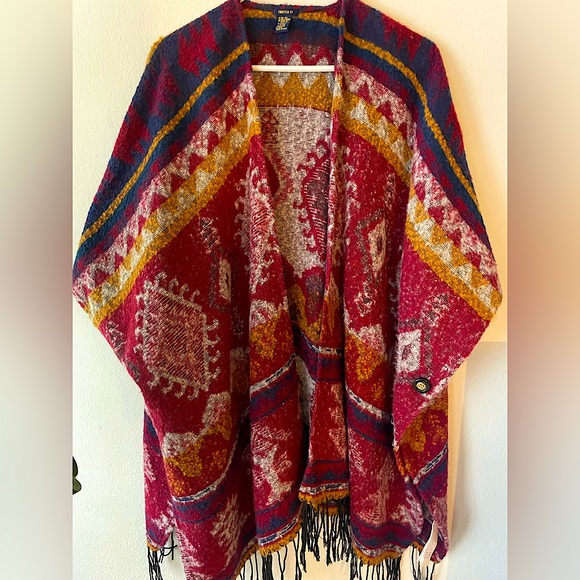 Forever 21 Cozy Fringe Aztec Knit Poncho Wrap Cardigan Women’s One Size - Picture 3 of 9